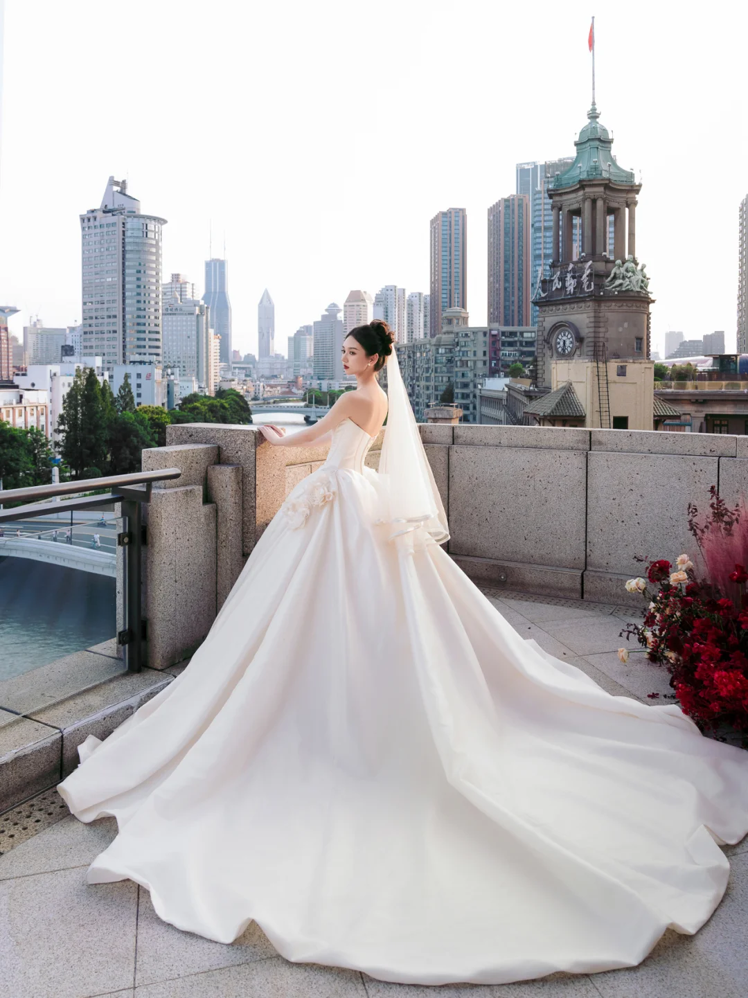 Robe de mariée longue en satin, simple et élégante, sans bretelles, avec voile, C4123