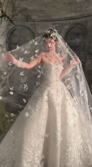 Robe de mariée longue en tulle, bustier, dentelle, sequins et voile, C4124