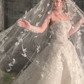 Robe de mariée longue en tulle, bustier, dentelle, sequins et voile, C4124