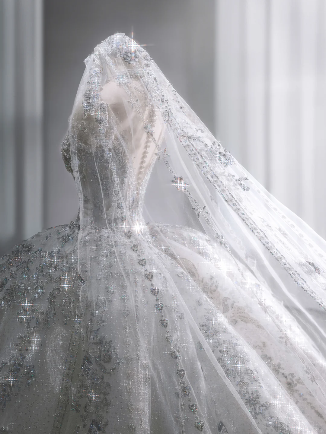 Robe de mariée longue en tulle à sequins et voile, style bal intemporel, C4125