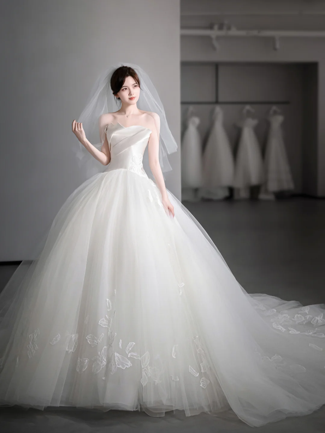 Robe de mariée longue élégante en satin et tulle, sans bretelles, avec voile, C4126