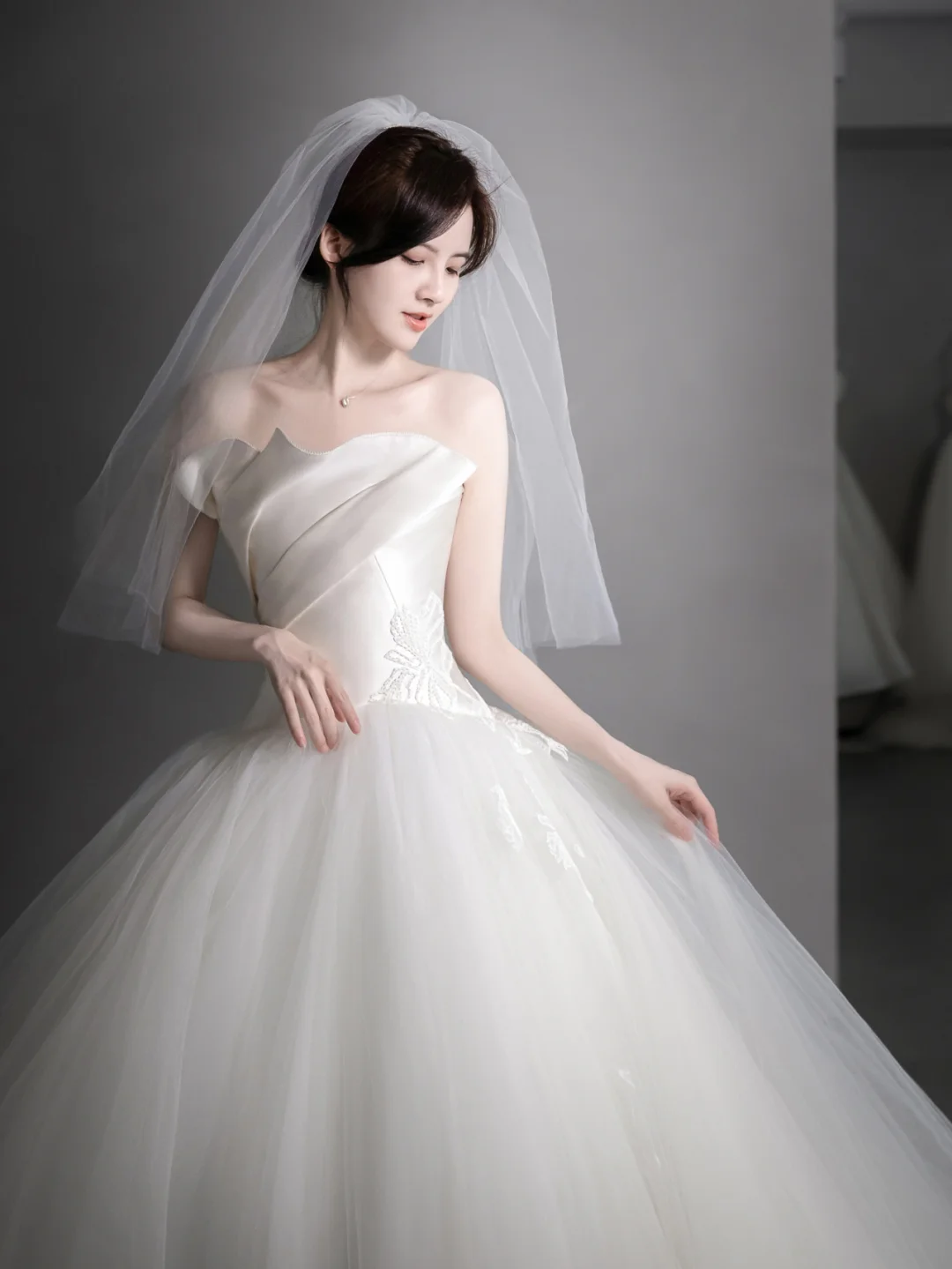 Robe de mariée longue élégante en satin et tulle, sans bretelles, avec voile, C4126