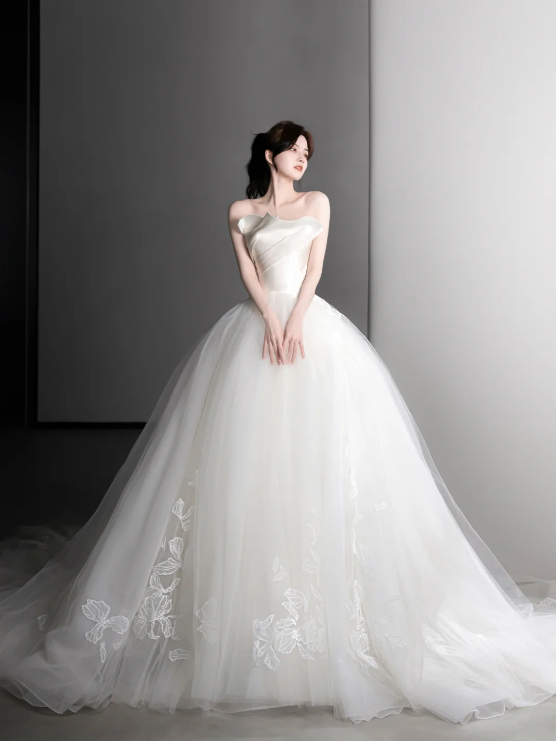 Robe de mariée longue élégante en satin et tulle, sans bretelles, avec voile, C4126