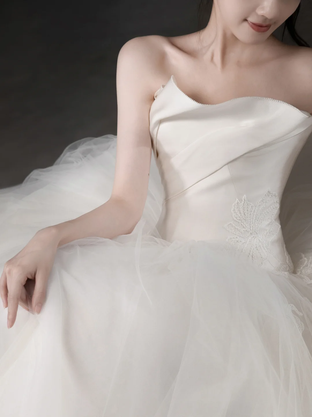 Robe de mariée longue élégante en satin et tulle, sans bretelles, avec voile, C4126