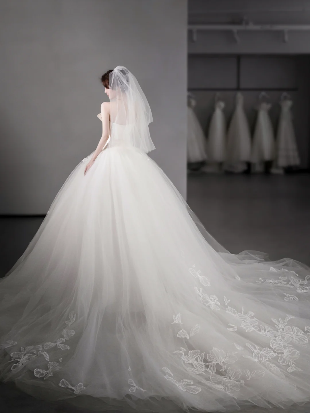 Robe de mariée longue élégante en satin et tulle, sans bretelles, avec voile, C4126