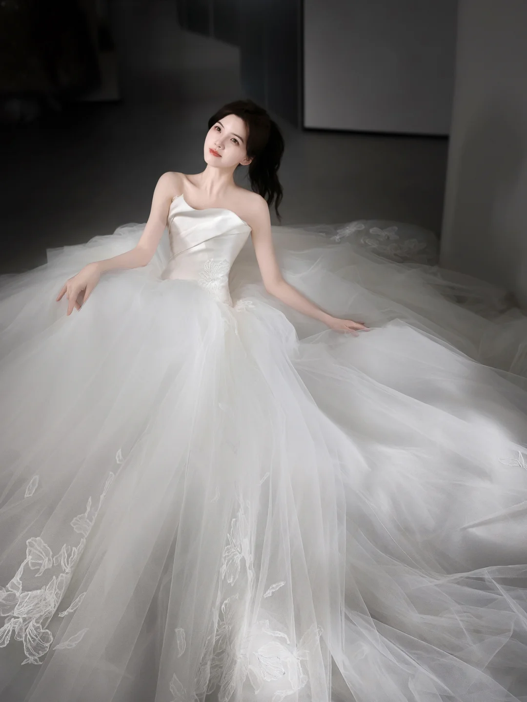 Robe de mariée longue élégante en satin et tulle, sans bretelles, avec voile, C4126