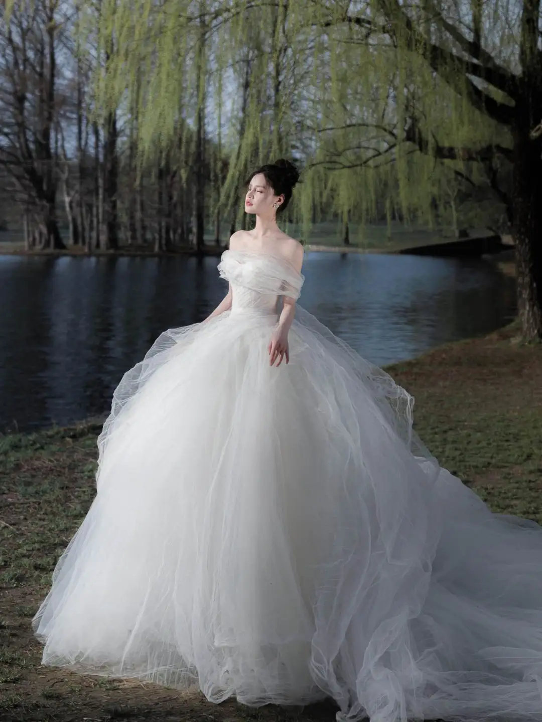 Robe de mariée longue élégante en tulle à épaules dénudées C4127