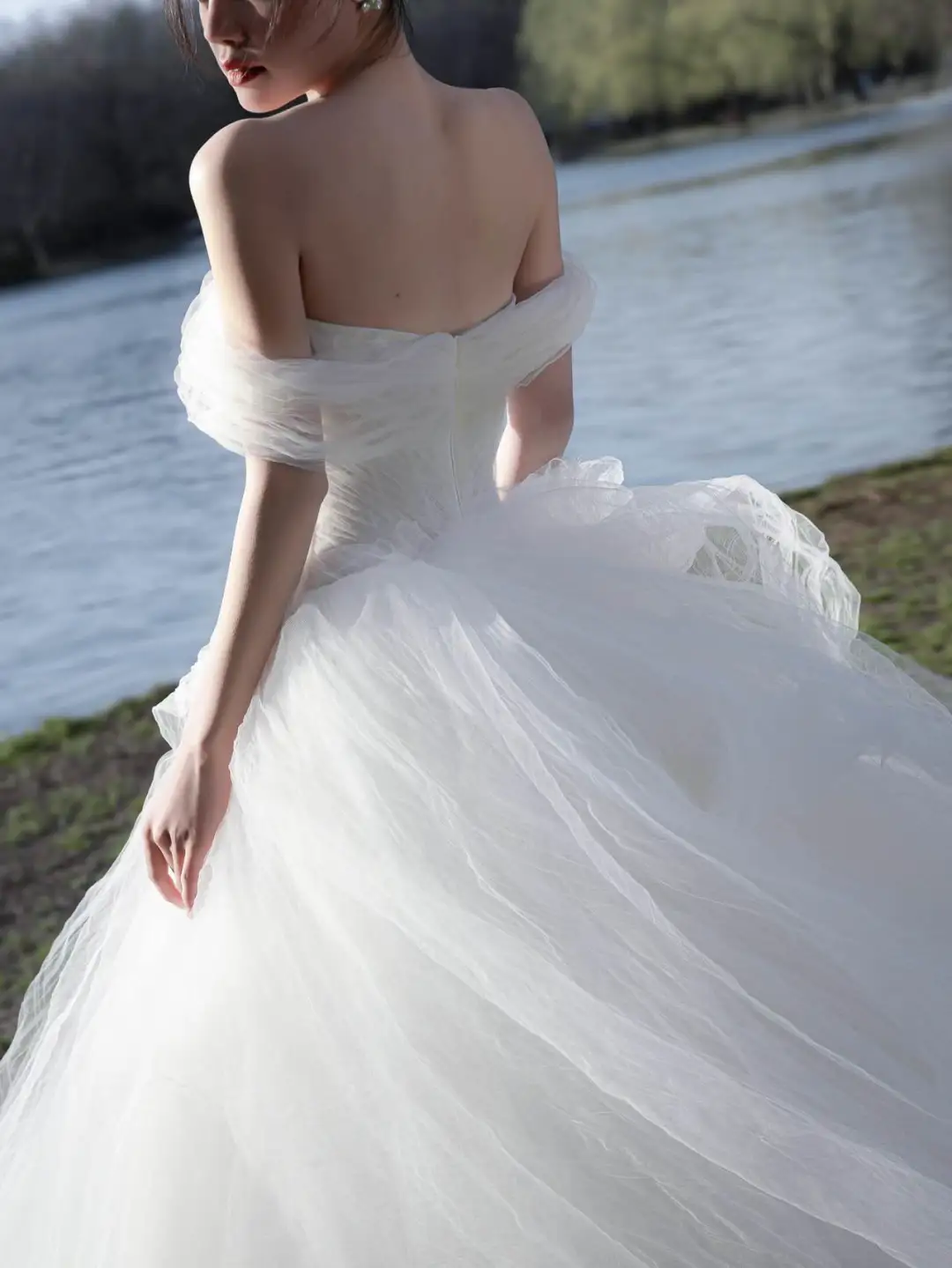 Robe de mariée longue élégante en tulle à épaules dénudées C4127