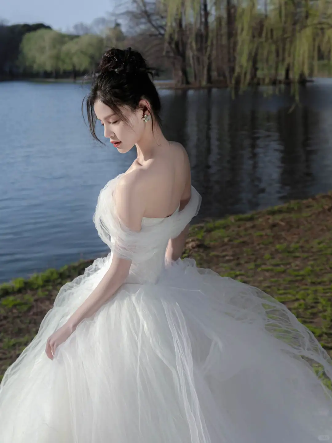 Robe de mariée longue élégante en tulle à épaules dénudées C4127