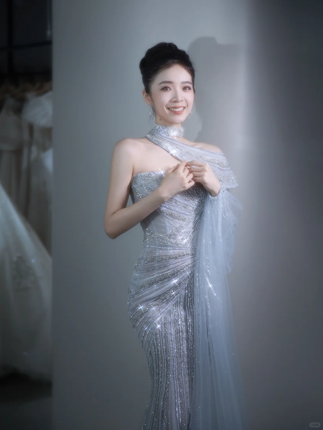 Robe de mariée longue en tulle à paillettes et bretelles style sirène C4129
