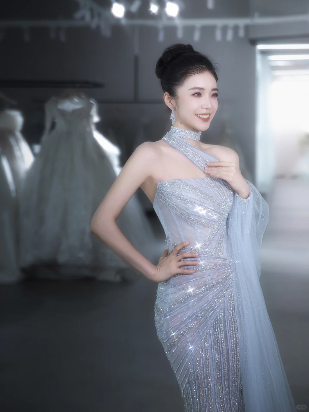 Robe de mariée longue en tulle à paillettes et bretelles style sirène C4129