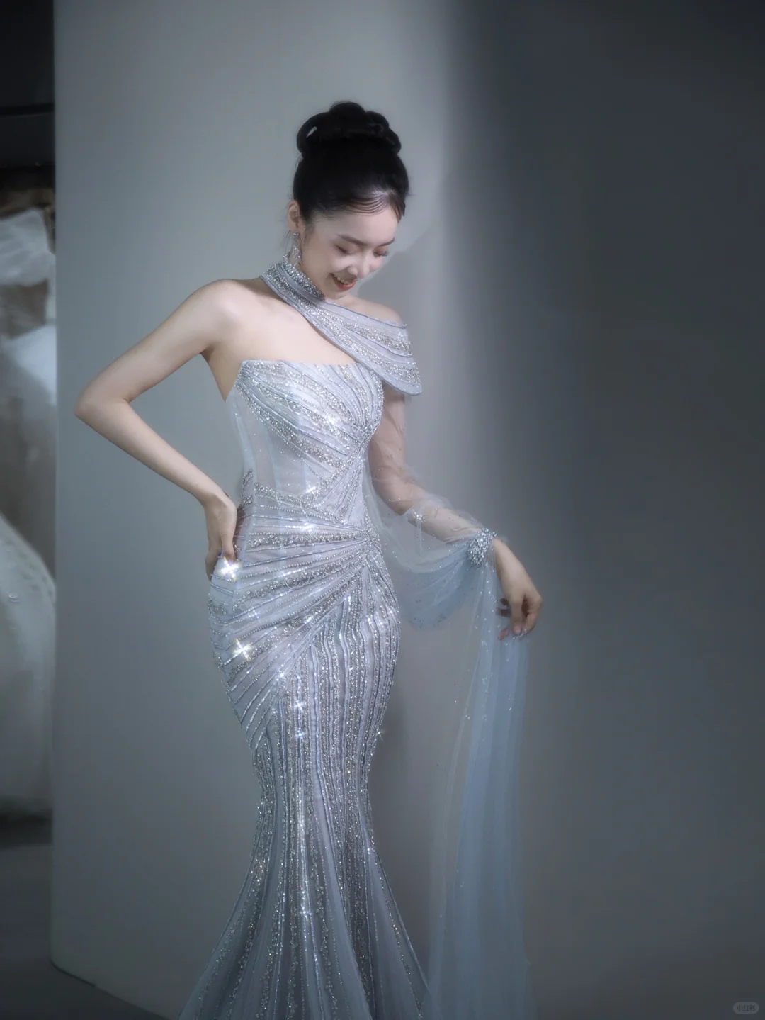 Robe de mariée longue en tulle à paillettes et bretelles style sirène C4129