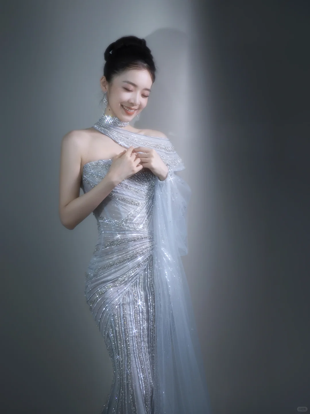 Robe de mariée longue en tulle à paillettes et bretelles style sirène C4129