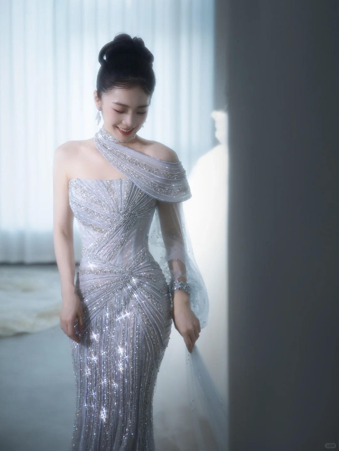 Robe de mariée longue en tulle à paillettes et bretelles style sirène C4129
