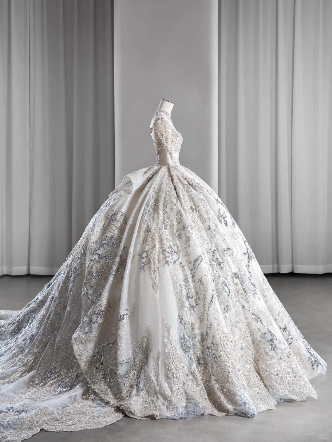 Robe de mariée longue en tulle, dentelle, sequins, perles, manches longues, style bal intemporel, C4131