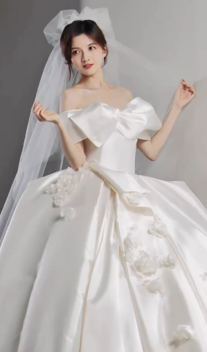 Robe de mariée longue élégante en satin à épaules dénudées et appliques C4132