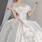 Robe de mariée longue élégante en satin à épaules dénudées et appliques C4132