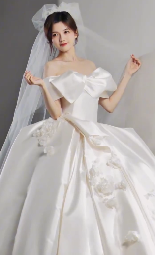 Robe de mariée longue élégante en satin à épaules dénudées et appliques C4132