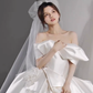 Robe de mariée longue élégante en satin à épaules dénudées et appliques C4132