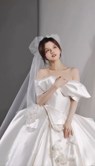 Robe de mariée longue élégante en satin à épaules dénudées et appliques C4132