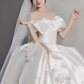Robe de mariée longue élégante en satin à épaules dénudées et appliques C4132