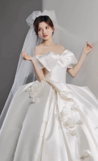 Robe de mariée longue élégante en satin à épaules dénudées et appliques C4132