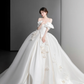 Robe de mariée longue élégante en satin à épaules dénudées et appliques C4132