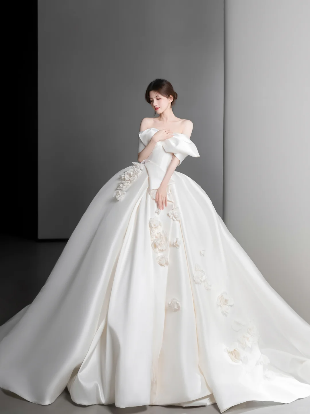 Robe de mariée longue élégante en satin à épaules dénudées et appliques C4132