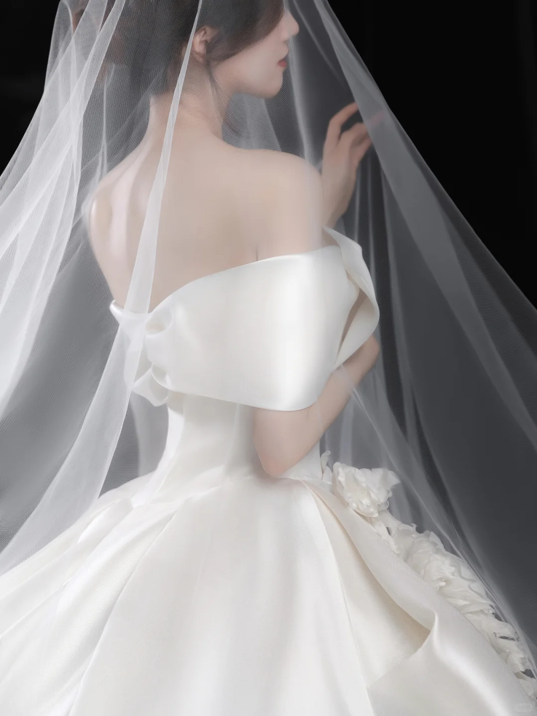 Robe de mariée longue élégante en satin à épaules dénudées et appliques C4132