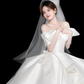 Robe de mariée longue élégante en satin à épaules dénudées et appliques C4132