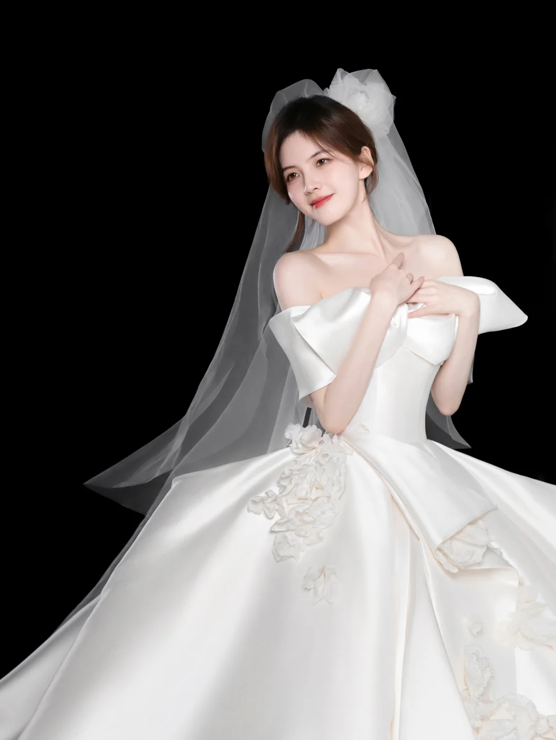Robe de mariée longue élégante en satin à épaules dénudées et appliques C4132