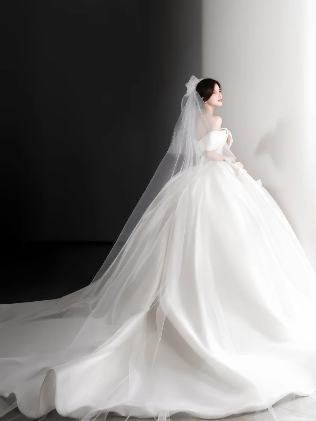 Robe de mariée longue élégante en satin à épaules dénudées et appliques C4132