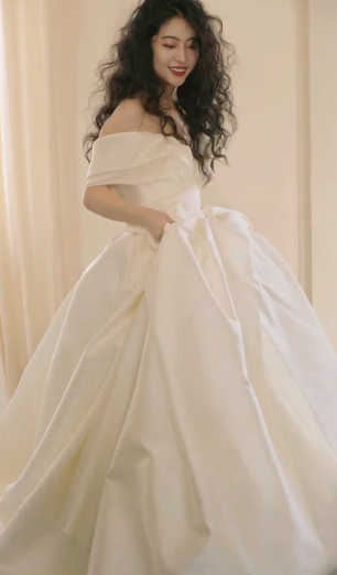 Robe de mariée longue en satin à épaules dénudées et élégante C4133