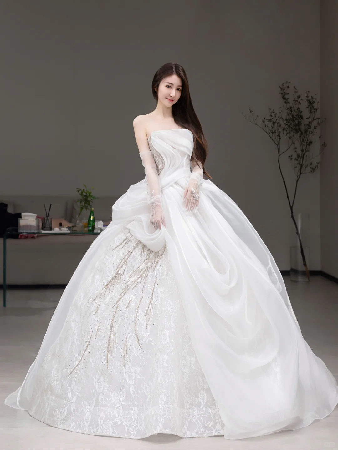 Robe de mariée longue blanche élégante, bustier, en satin, mousseline de soie, sequins, perles et gants, C4147
