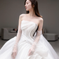 Robe de mariée longue blanche élégante, bustier, en satin, mousseline de soie, sequins, perles et gants, C4147