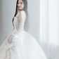 Robe de mariée longue blanche élégante, bustier, en satin, mousseline de soie, sequins, perles et gants, C4147