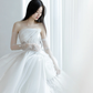 Robe de mariée longue blanche élégante, bustier, en satin, mousseline de soie, sequins, perles et gants, C4147