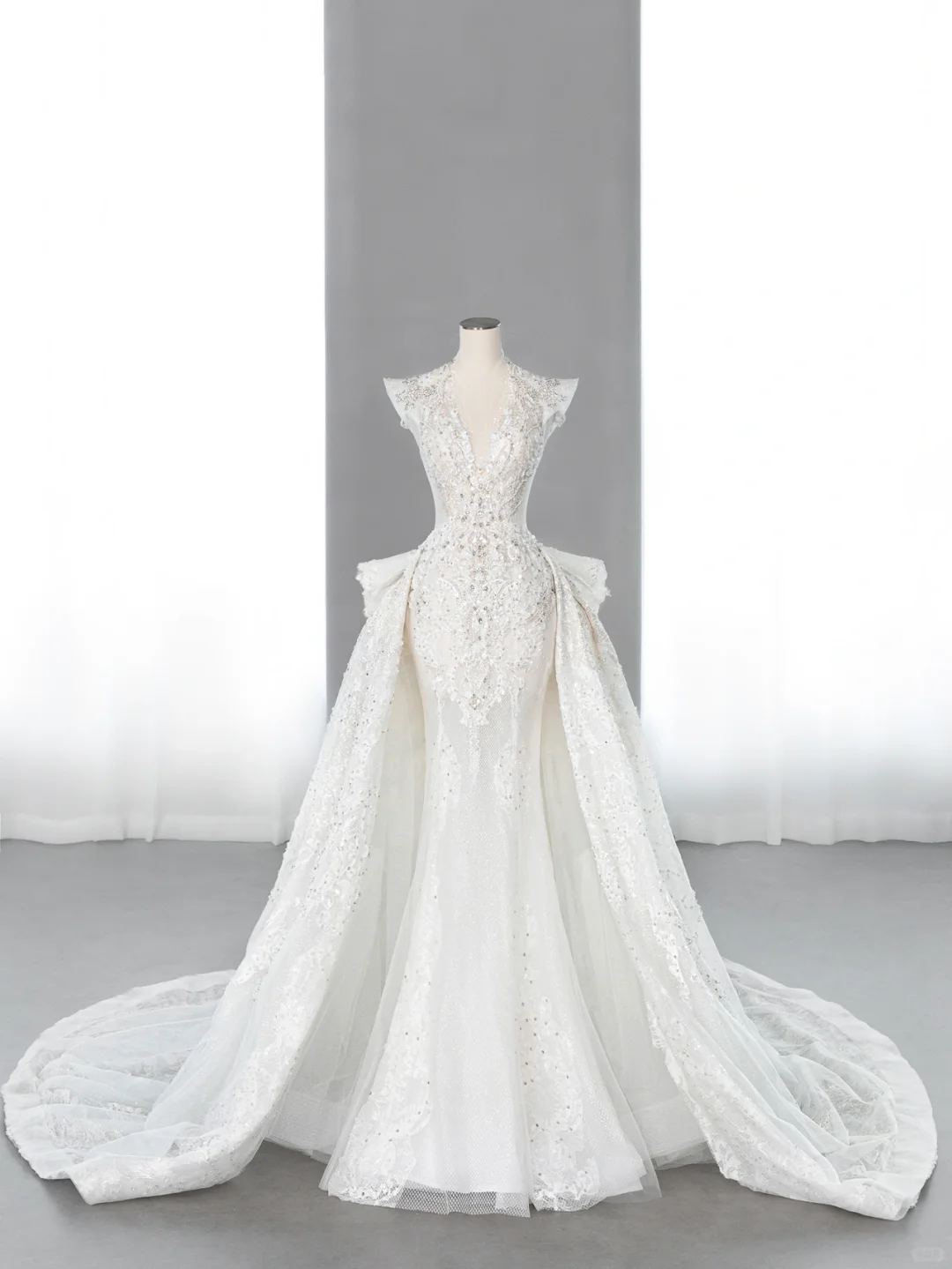 Jolie robe de mariée sirène longue en tulle, col en V, paillettes et perles C4150