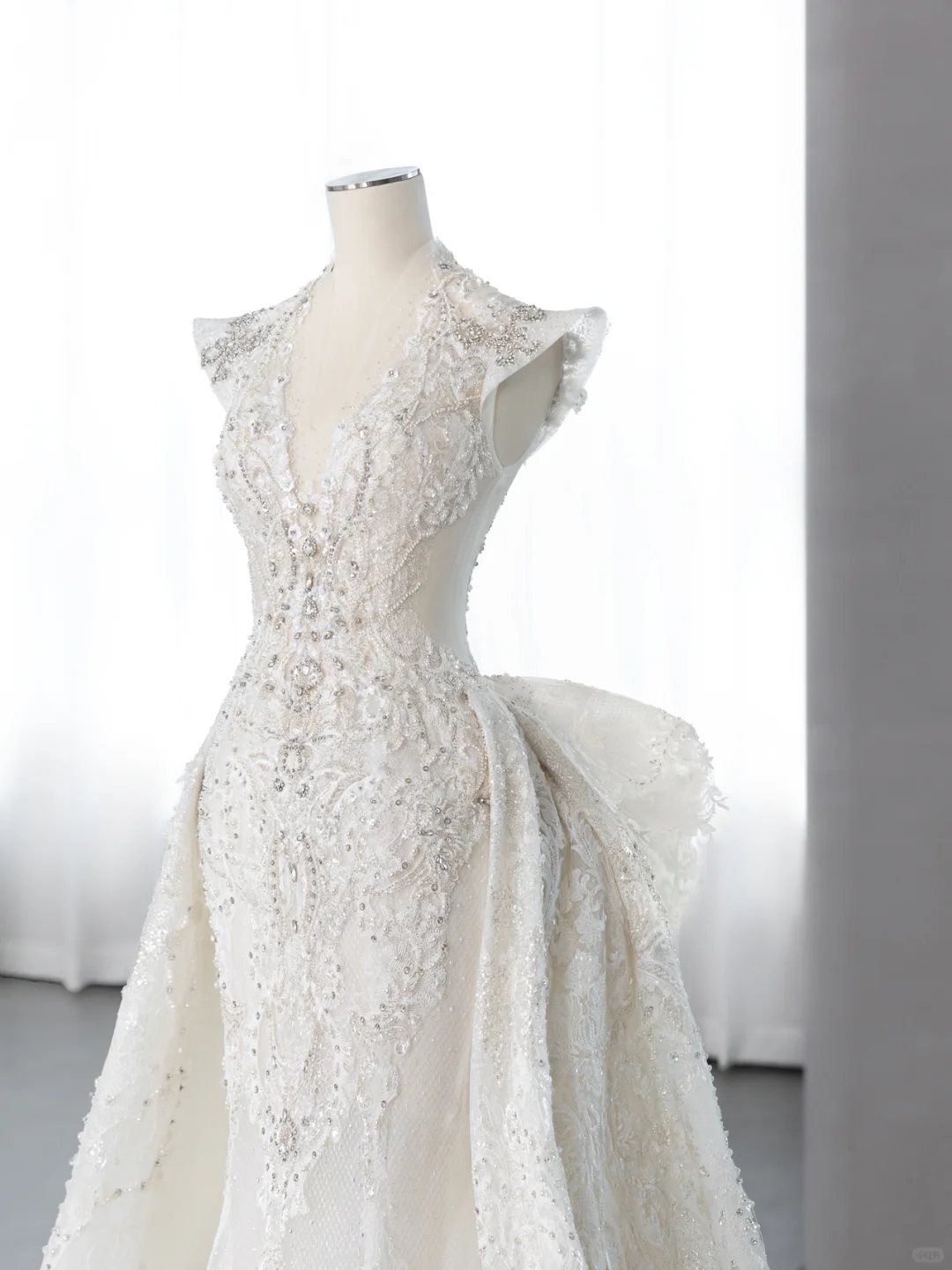 Jolie robe de mariée sirène longue en tulle, col en V, paillettes et perles C4150