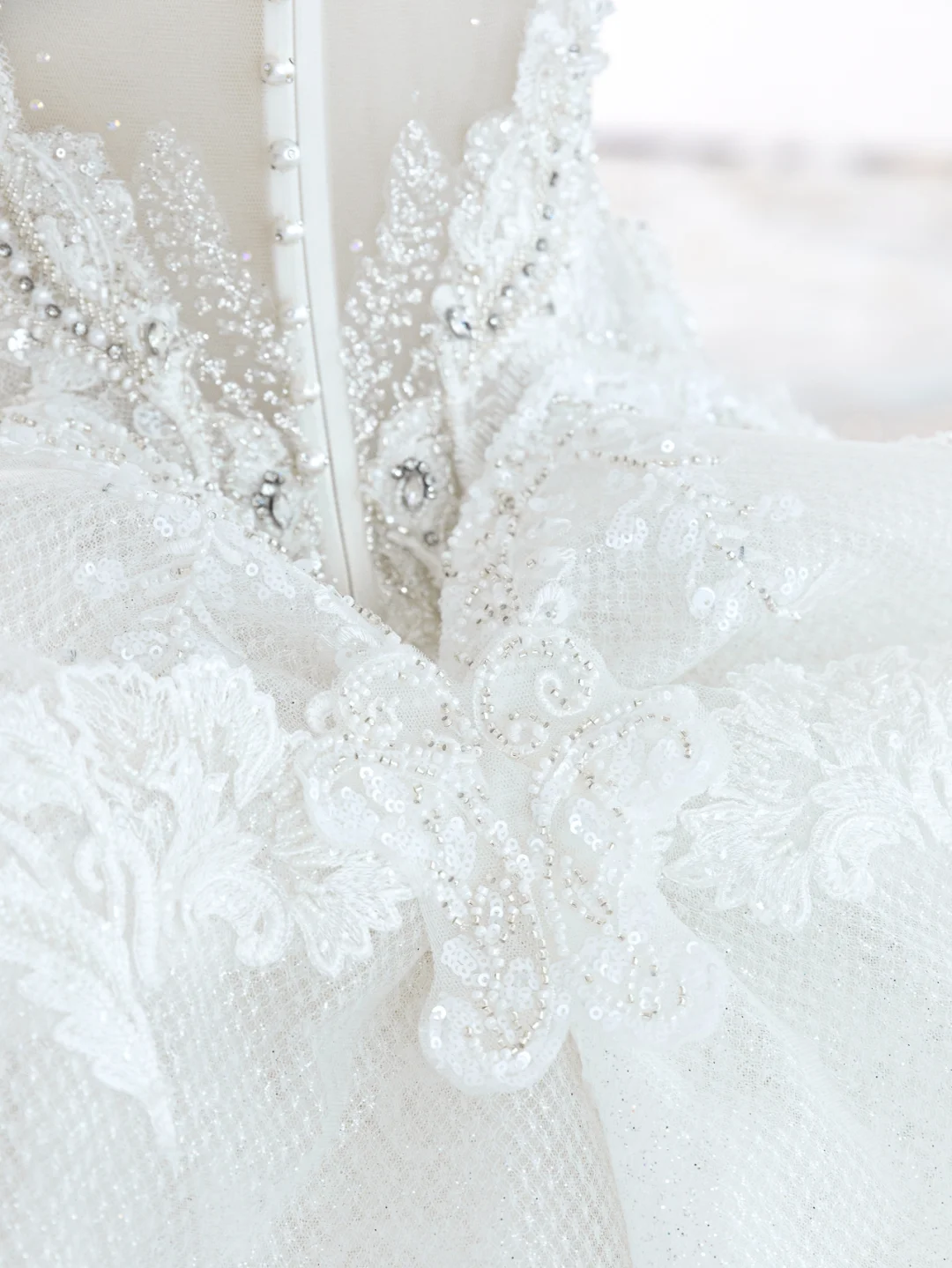 Jolie robe de mariée sirène longue en tulle, col en V, paillettes et perles C4150
