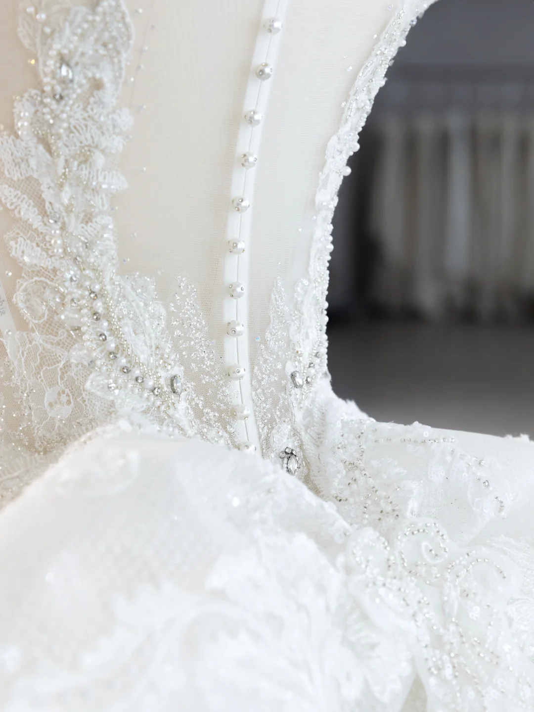 Jolie robe de mariée sirène longue en tulle, col en V, paillettes et perles C4150