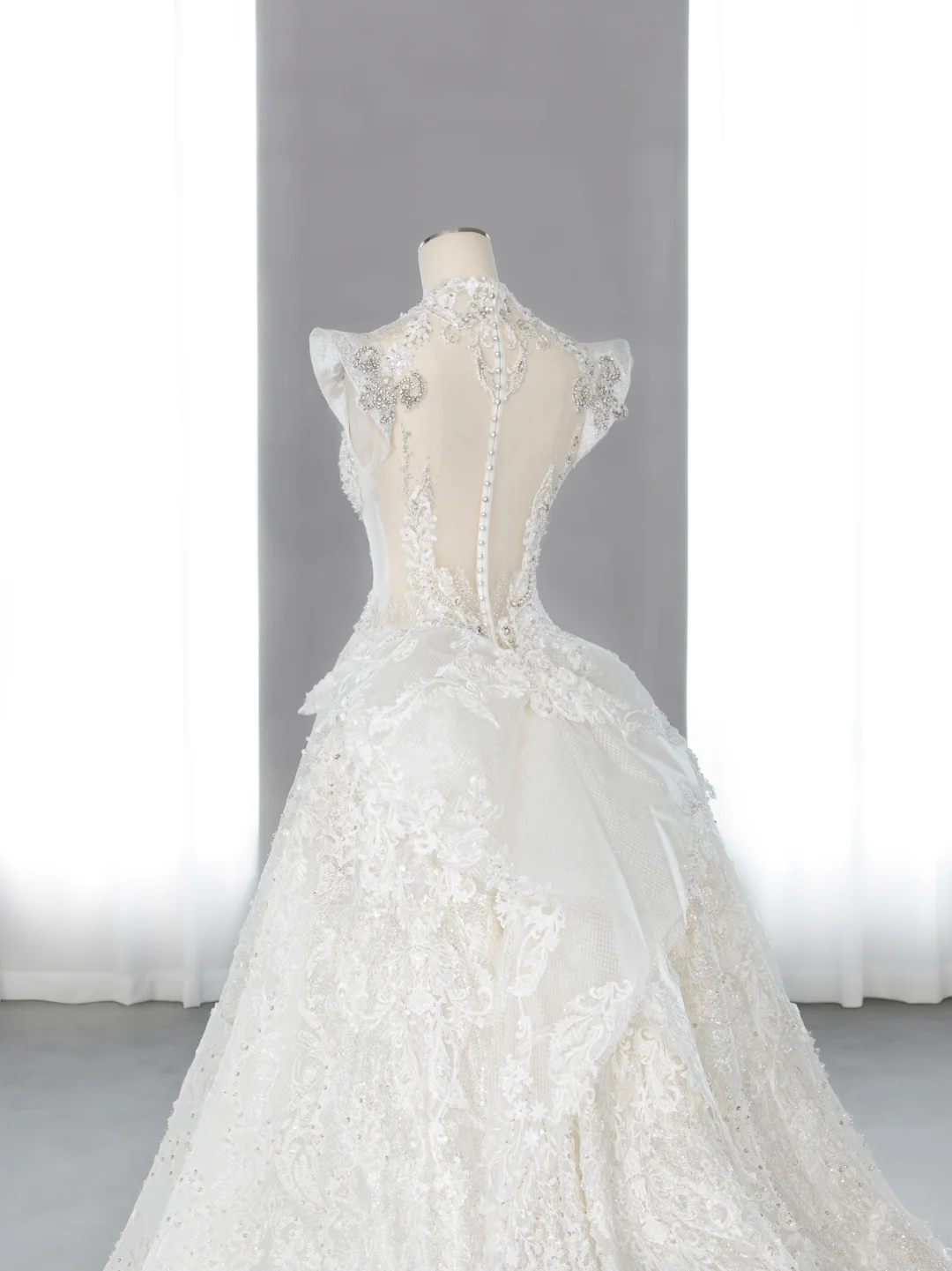 Jolie robe de mariée sirène longue en tulle, col en V, paillettes et perles C4150