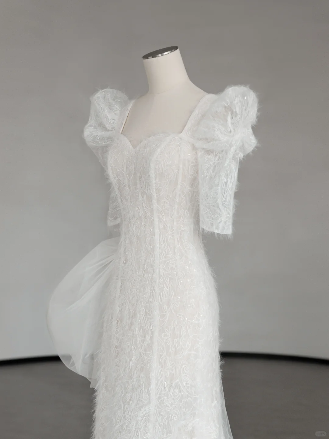 Robe de mariée sirène chic et élégante, en satin, tulle et plumes, manches courtes, longue, C4155