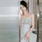 Robe de mariée longue sirène intemporelle sans bretelles en satin à sequins et perles C4160