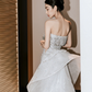 Robe de mariée longue sirène intemporelle sans bretelles en satin à sequins et perles C4160