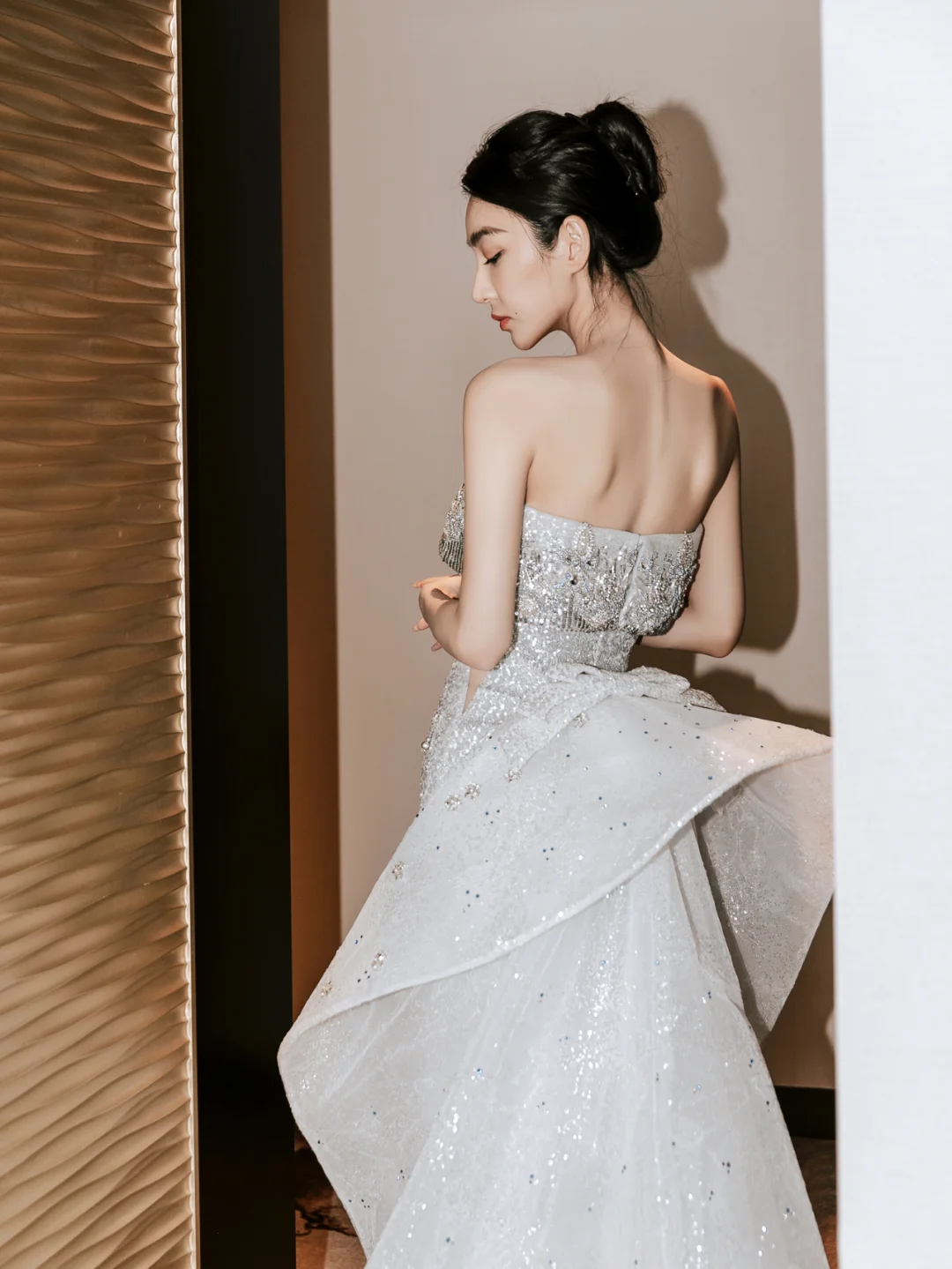 Robe de mariée longue sirène intemporelle sans bretelles en satin à sequins et perles C4160