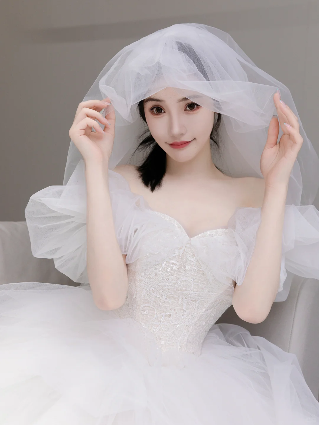 Robe de mariée longue élégante en tulle à épaules dénudées et voile C4184