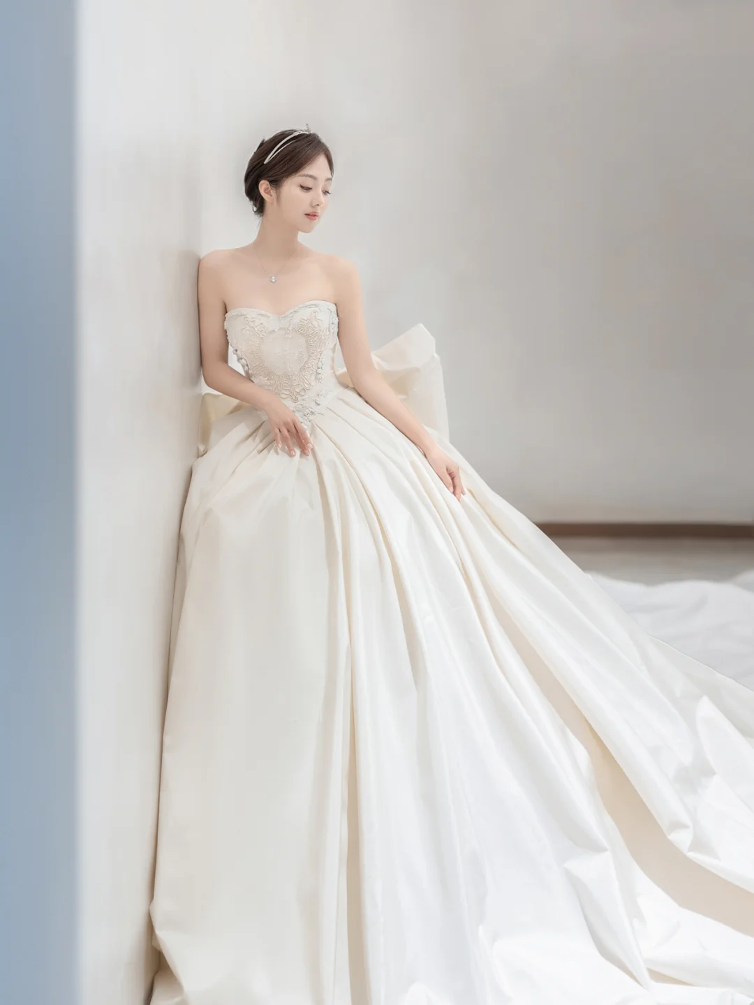 Robe de mariée longue bustier en satin avec nœud et dos nu, style bal de rêve, C4195