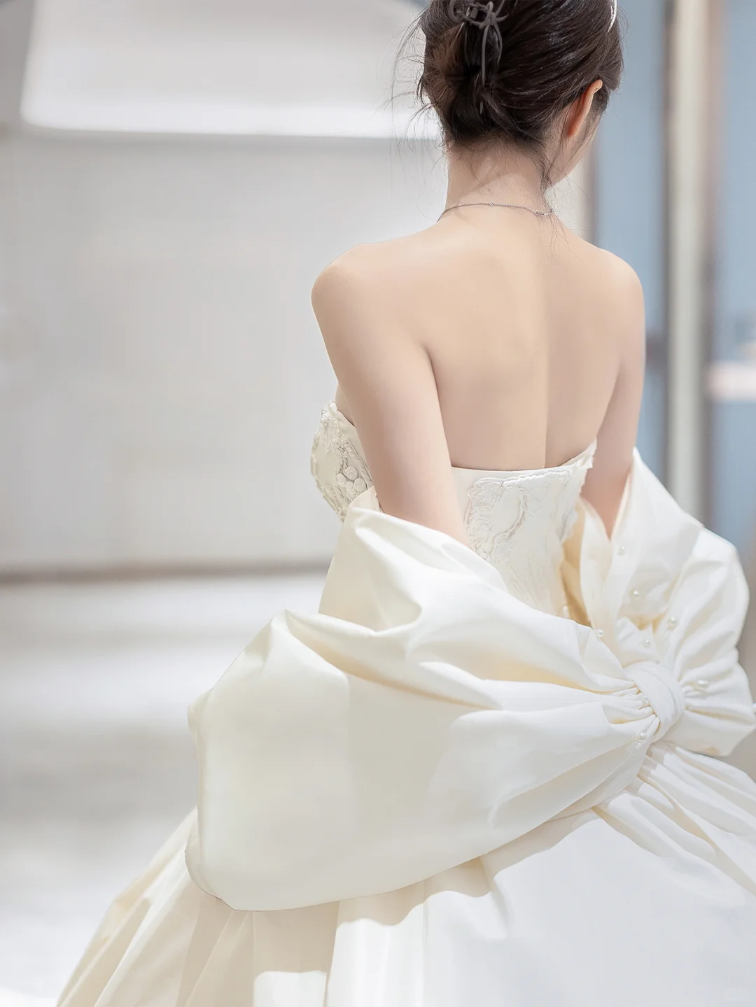 Robe de mariée longue bustier en satin avec nœud et dos nu, style bal de rêve, C4195