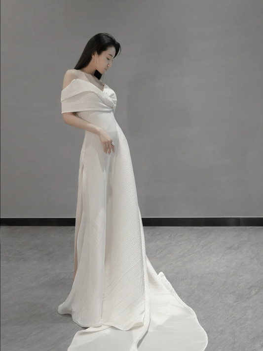 Robe de mariée longue en satin à bretelles spaghetti et coupe trapèze unique C4196